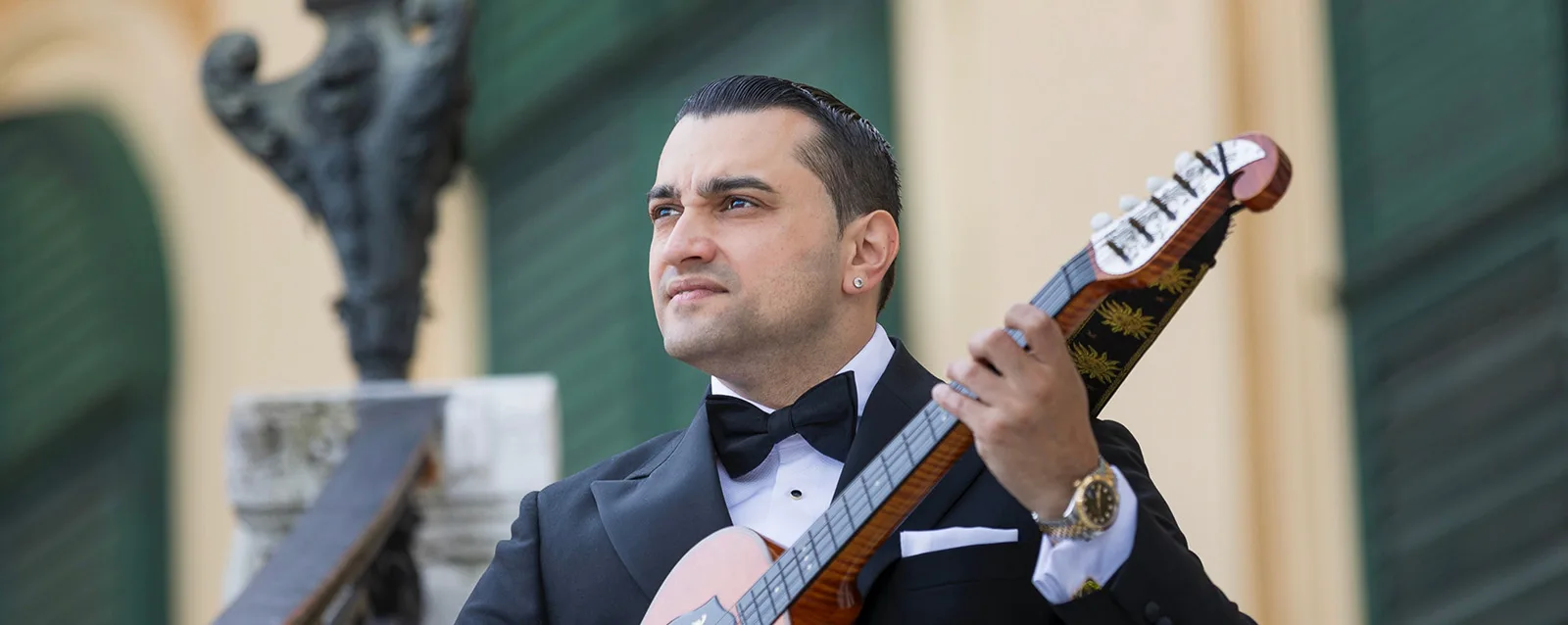 De la tambura à la guitare manouche